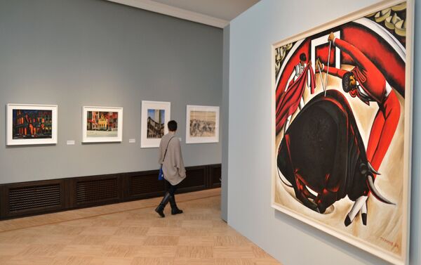 Картина Мексиканская коррида (справа) на выставке Таир Салахов. Солнце в зените в Инженерном корпусе Третьяковской галереи в Москве - Sputnik Азербайджан
