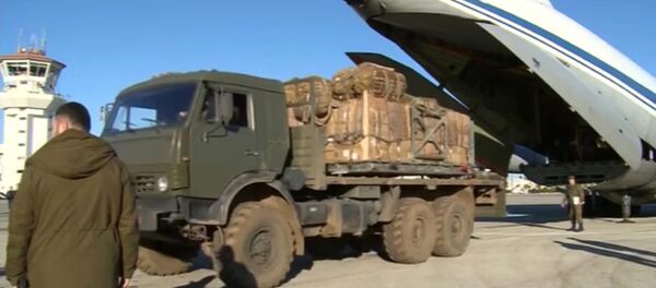 Погрузка в транспортный самолет гуманитарного груза для сброса в районе Дейр-Эз-Зор - Sputnik Азербайджан