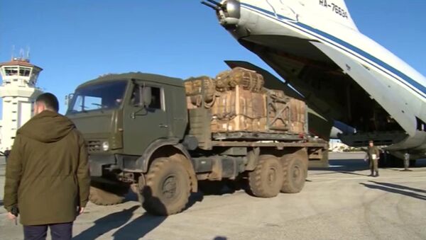 Погрузка в транспортный самолет гуманитарного груза для сброса в районе Дейр-Эз-Зор - Sputnik Азербайджан