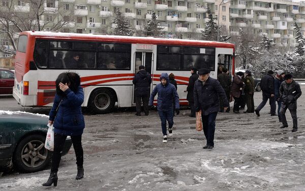 Пассажирский автобус в заснеженном Баку - Sputnik Азербайджан