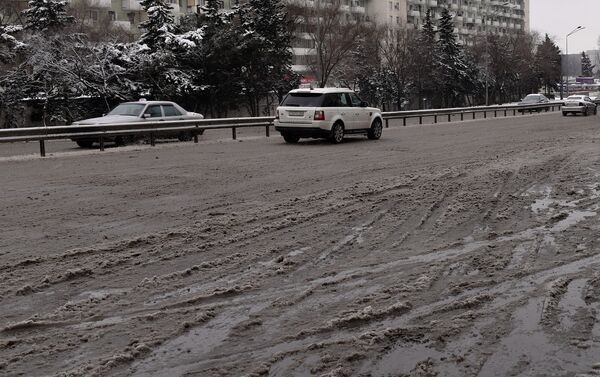 Нерасчищенные от снега дороги в Баку - Sputnik Азербайджан