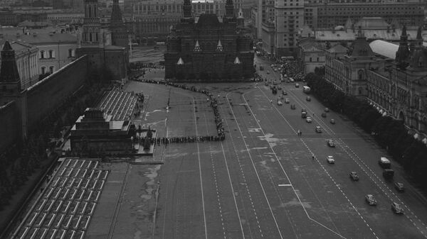 Очередь в Мавзолей В.И. Ленина на Красной площади в Москве. Архивное фото - Sputnik Азербайджан