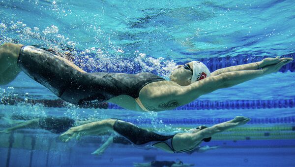 Athletes during the 4?100 m women's medley relay at the FINA World Swimming Championships (25m) in Doha (Qatar). - Sputnik Azərbaycan