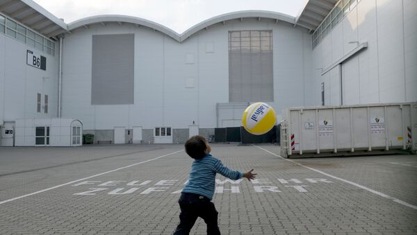 Ребенок играет с мячом во временном пункте приема беженцев - Sputnik Азербайджан