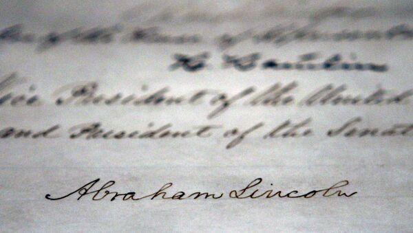 Подпись Авраама Линкольна под текстом тринадцатой поправки к Конституции США - Sputnik Азербайджан