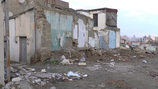 Так выглядит нынешняя Советская в Баку - пыль столбом и груды камней - Sputnik Азербайджан