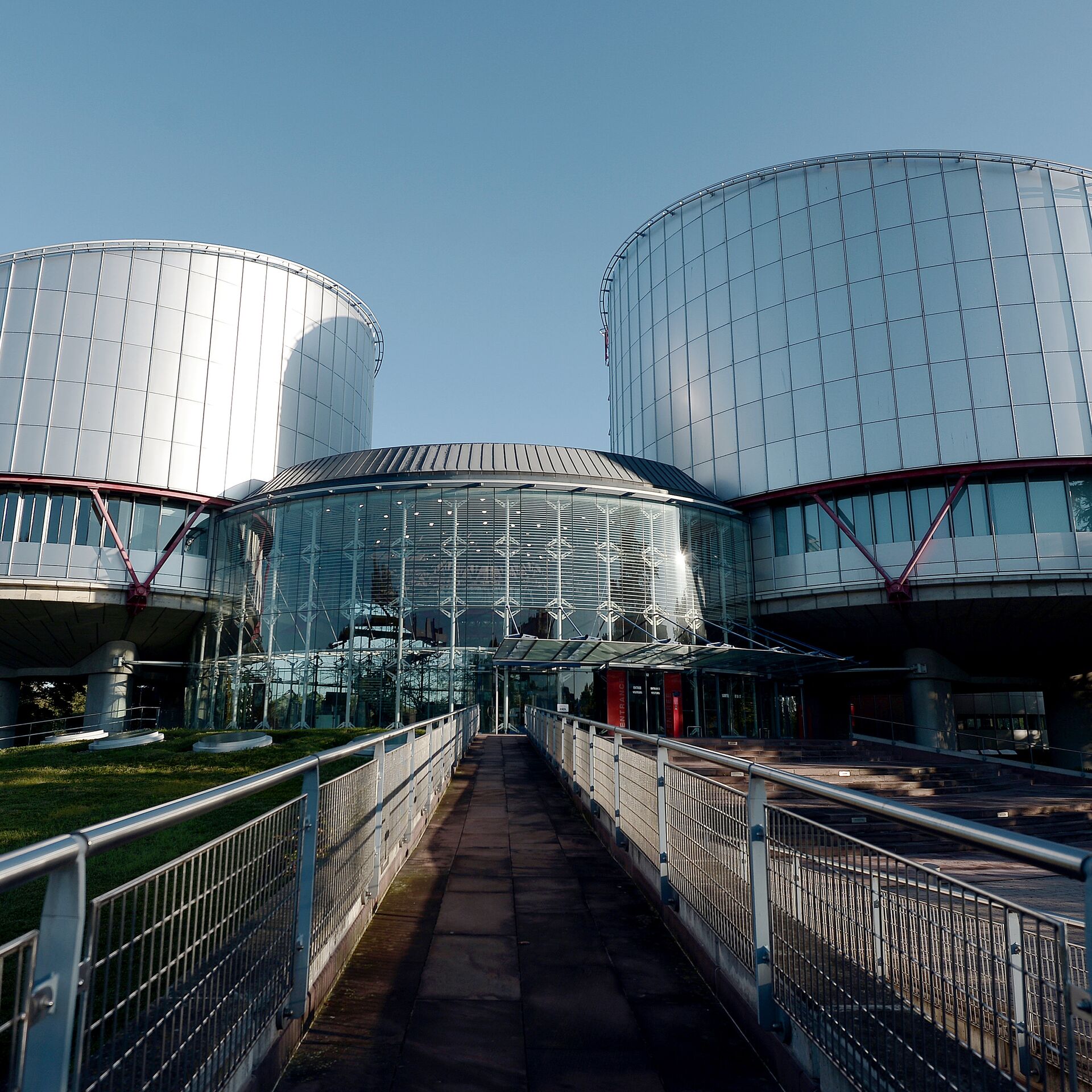 Европейский суд по правам человека рф. Европейский суд в Страсбурге. Здание ЕСПЧ В Страсбурге. Европейский суд по правам человека (ЕСПЧ). Здание суда по правам человека в Страсбурге.