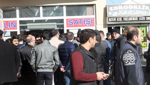 Qızıl-ziynət əşyalarının satışı ilə məşğul olan sahibkarlar univermağın qarşısında mitinq keçirir - Sputnik Azərbaycan