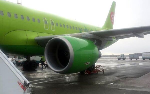 У самолета компании S7, следовавшего рейсом Москва-Тбилиси, предположительно загорелся двигатель - Sputnik Азербайджан