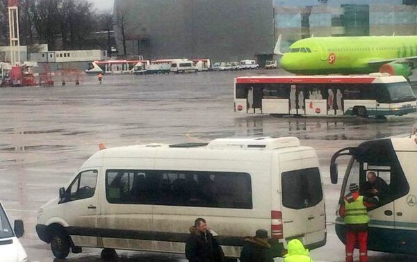 Аэробус А320 на взлетно-посадочной полосе аэропорта Домодедово - Sputnik Азербайджан