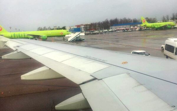 Самолет А320 на взлетно-посадочной полосе аэропорта Домодедово - Sputnik Азербайджан