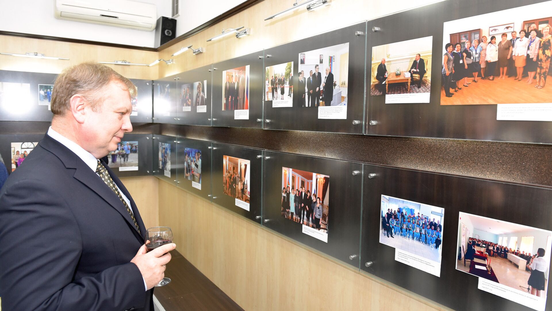 Посол Беларуси в Азербайджане на выставке “Россия – Азербайджан: 2015” - Sputnik Азербайджан, 1920, 15.03.2021