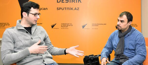 Актеры Олег Амирбеков (слева) и Теймур Рагимов Актеры Олег Амирбеков (слева) и Теймур Рагимов - Sputnik Азербайджан