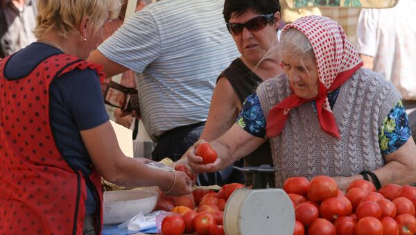 Продажа овощей на рынке в России. Архивное фото - Sputnik Азербайджан