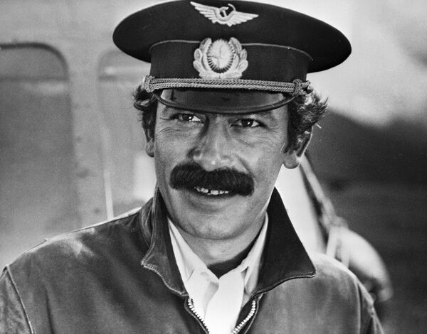 Вахтанг Кикабидзе в роли Мимино Вахтанг Кикабидзе в роли Мимино - Sputnik Азербайджан
