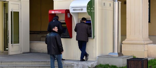 Люди у банкоматов в Баку - Sputnik Азербайджан