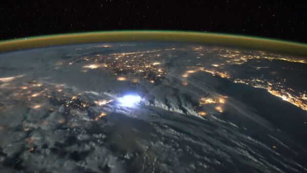 Молнии над Земным шаром, или Как выглядит гроза из космоса - Sputnik Азербайджан