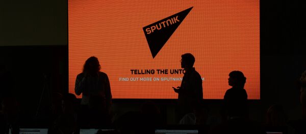 Экран с логотипом и девизом информационного агентства - Sputnik Азербайджан