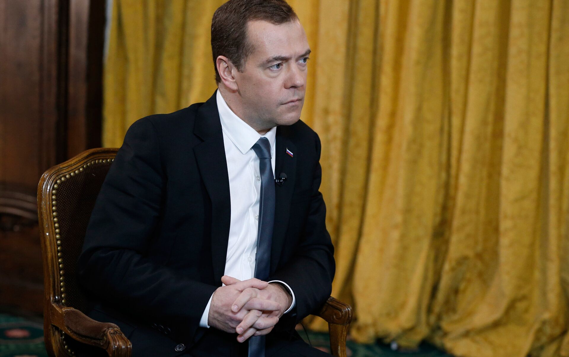 Интервью премьер министра. Немцов и Медведев. Медведев у стола.