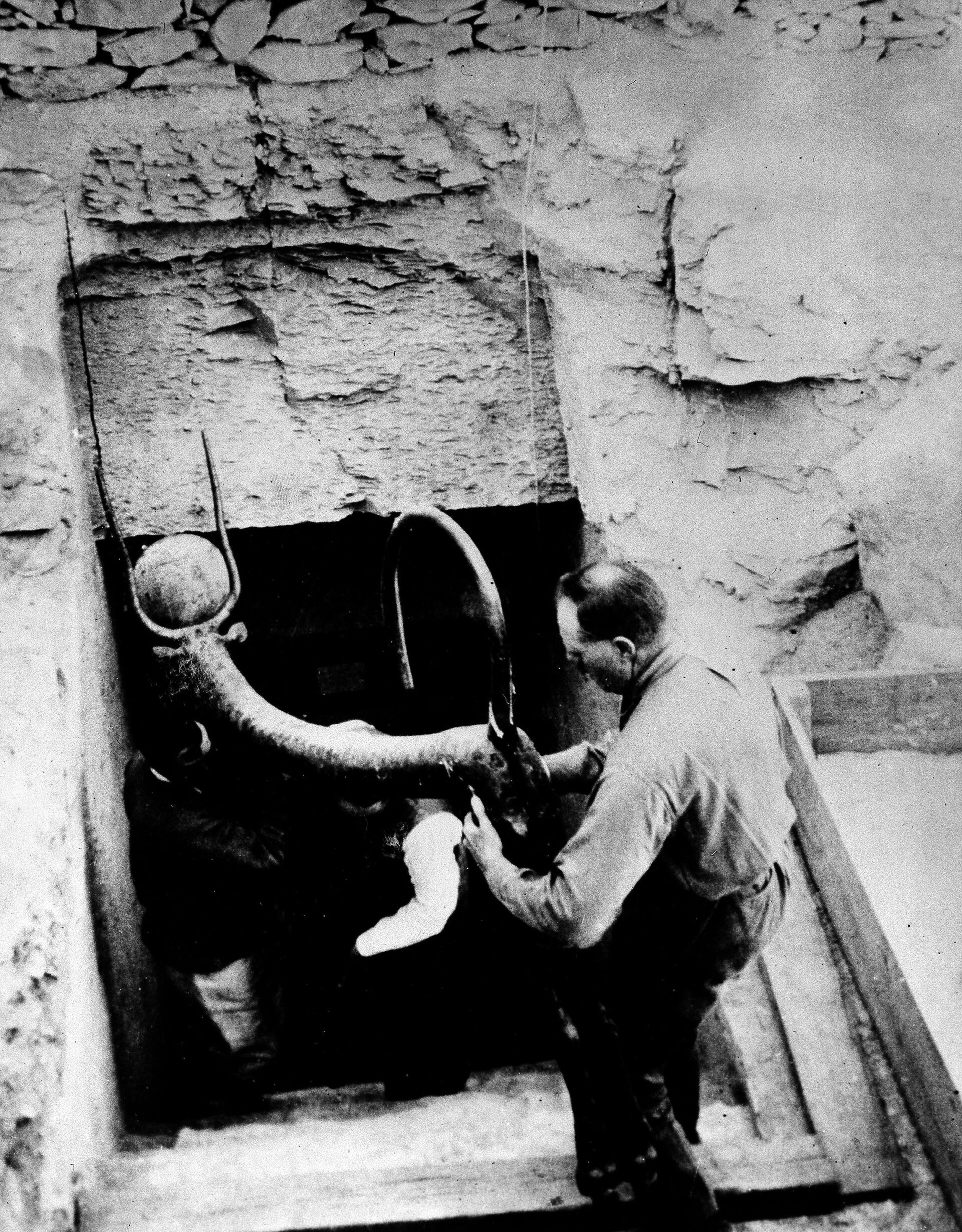 Рабочий вскрывает вход в гробницу Тутанхамона. Февраль 1923-го года - Sputnik Азербайджан, 1920, 04.01.2024