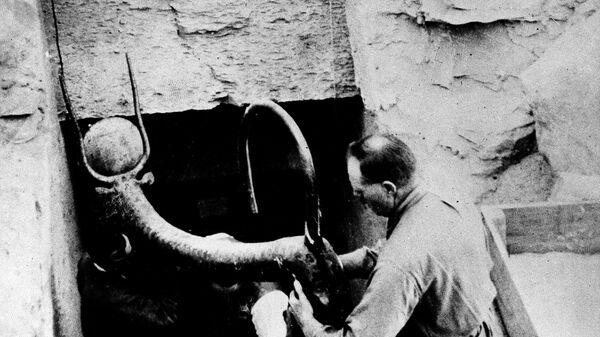 Рабочий вскрывает вход в гробницу Тутанхамона. Февраль 1923-го года - Sputnik Азербайджан