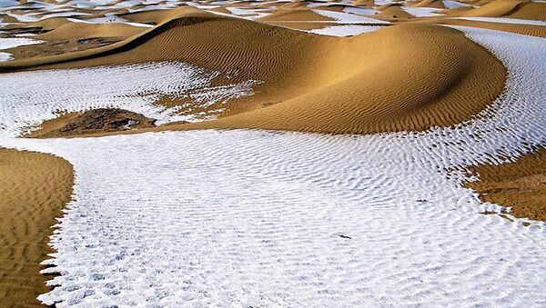 Первый снег в пустыне Сахара. 1979 год - Sputnik Азербайджан