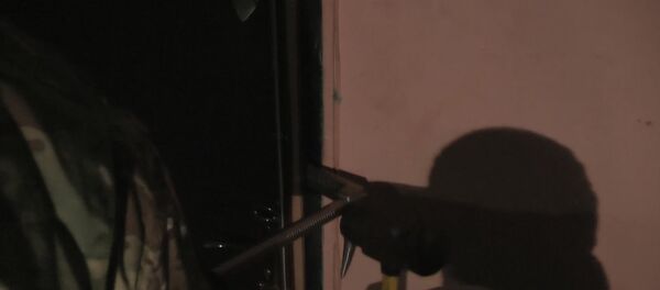 Сотрудники ФСБ выломали дверь квартиры, где подделывались паспорта для ИГ - Sputnik Азербайджан