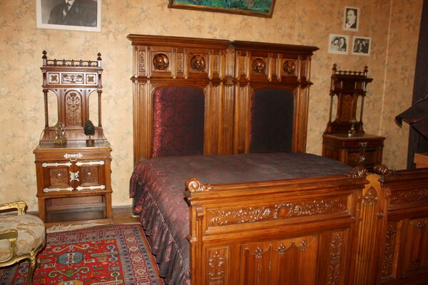 Мебель в спальной комнате вызывает у посетителей большой интерес - Sputnik Азербайджан