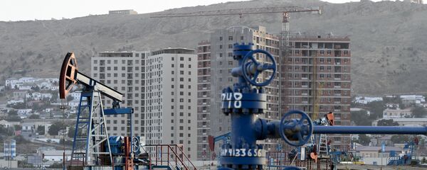 Нефтяной насос в Баку. Архивное фото Нефтяной насос в Баку. Архивное фото - Sputnik Азербайджан
