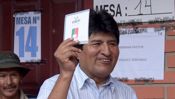 Президент Боливии Моралес держит в руке избирательный бюллетень - Sputnik Азербайджан