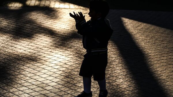 Ребенок на одной из улиц Баку - Sputnik Азербайджан