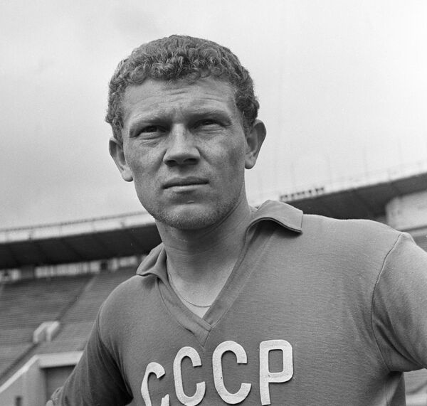 Член сборной СССР по футболу Анатолий Банишевский. 1966 год Член сборной СССР по футболу Анатолий Банишевский. 1966 год - Sputnik Азербайджан