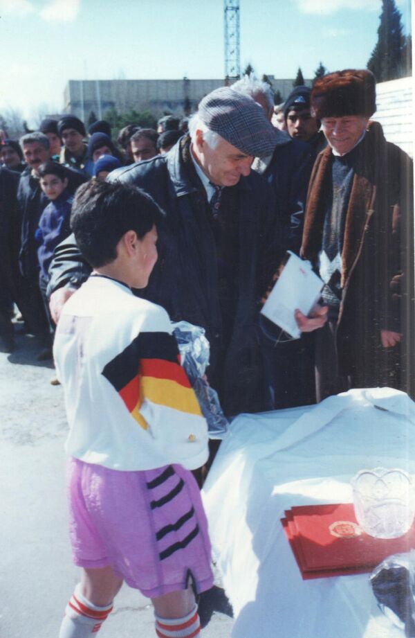 Март 1996 года, Баку. Детский футбольный турнир. Награждение победителей турнира. Анатолий Банишевский (справа) и Алекпер Мамедов Март 1996 года, Баку. Детский футбольный турнир. Награждение победителей турнира. Анатолий Банишевский (справа) и Алекпер Мамедов - Sputnik Азербайджан