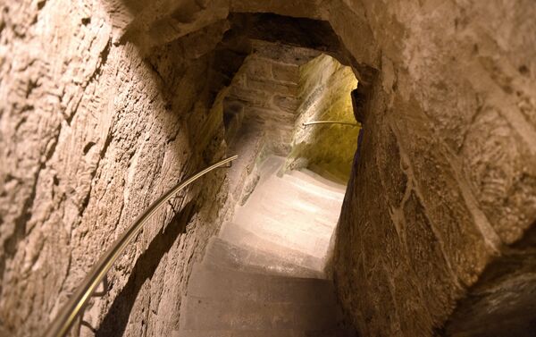 По всей башне вьется узкая крутая каменная лестница со ступенями, вытертыми за сотни лет миллионами ног - Sputnik Азербайджан