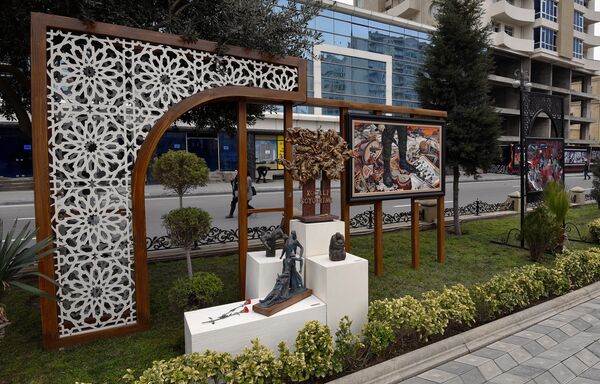 Выставка рисунков, посвященная 24-й годовщине Ходжалинской трагедии - Sputnik Азербайджан
