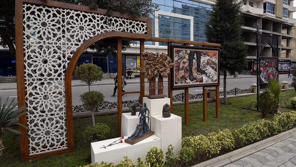 Выставка рисунков, посвященная 24-й годовщине Ходжалинской трагедии - Sputnik Azərbaycan