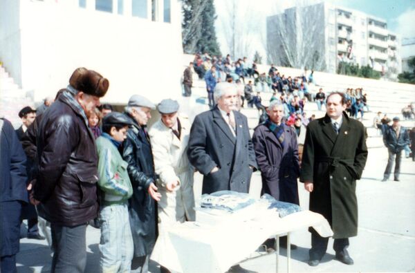 Март 1996 года, Баку. Детский футбольный турнир. Третий слева: заслуженный мастер спорта Алекпер Амирович Мамедов, слева от него: судья международной категории Рустам Рагимов Март 1996 года, Баку. Детский футбольный турнир. Третий слева: заслуженный мастер спорта Алекпер Амирович Мамедов, слева от него: судья международной категории Рустам Рагимов - Sputnik Азербайджан