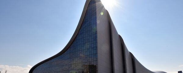 Культурный центр Гейдара Алиева в лучах солнца - Sputnik Азербайджан