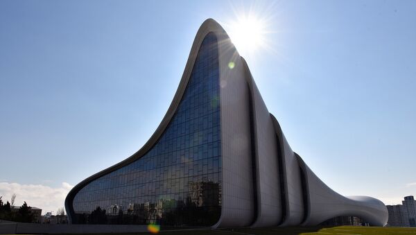Культурный центр Гейдара Алиева в лучах солнца - Sputnik Азербайджан
