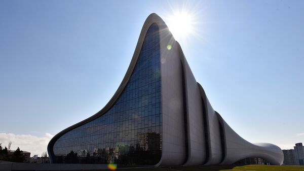 Культурный центр Гейдара Алиева в лучах солнца. - Sputnik Азербайджан