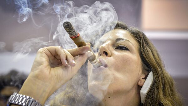Девушка на Кубинском фестивале сигар. Архивное фото - Sputnik Азербайджан