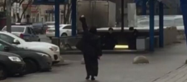 Прохожие сняли на видео подозреваемую в убийстве ребенка в Москве Прохожие сняли на видео подозреваемую в убийстве ребенка в Москве - Sputnik Азербайджан