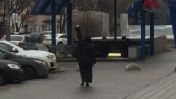Прохожие сняли на видео подозреваемую в убийстве ребенка в Москве - Sputnik Азербайджан