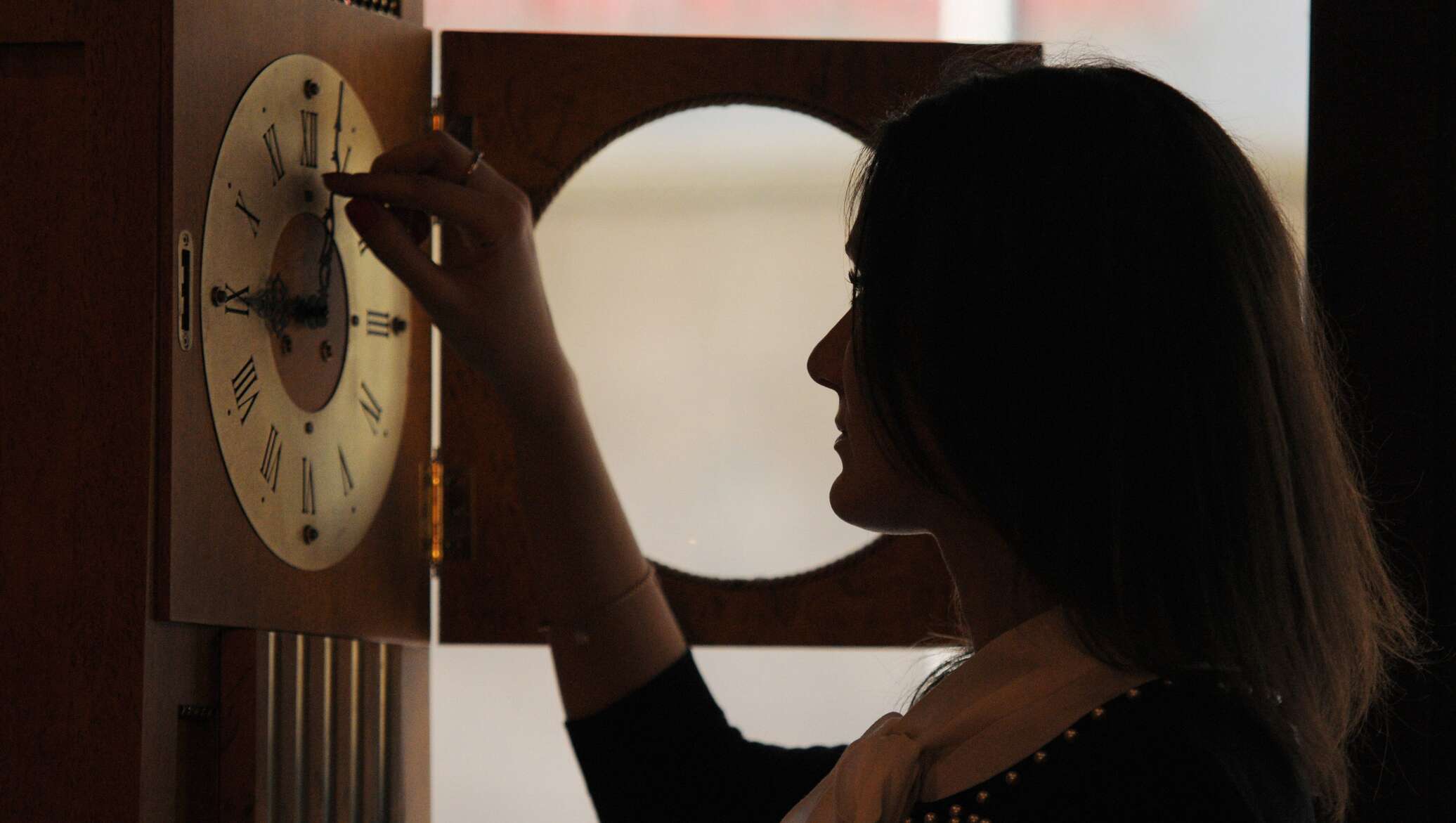 Часы удивление. Фотосессия с часами. Левушка смотрит на часы. Девушка смотрит на часы. Перевернутые часы.