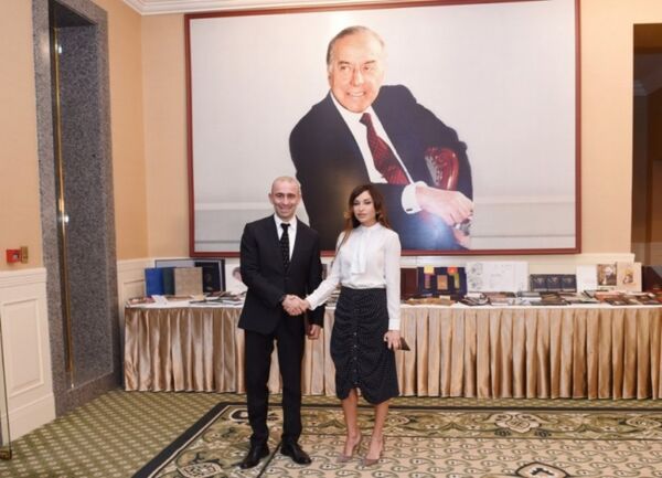 ANS şirkətlər qrupunun prezidenti Vahid Naxış və Azərbaycanın 1-ci xanımı Mehriban Əliyeva ANS şirkətlər qrupunun prezidenti Vahid Naxış və Azərbaycanın 1-ci xanımı Mehriban Əliyeva - Sputnik Azərbaycan