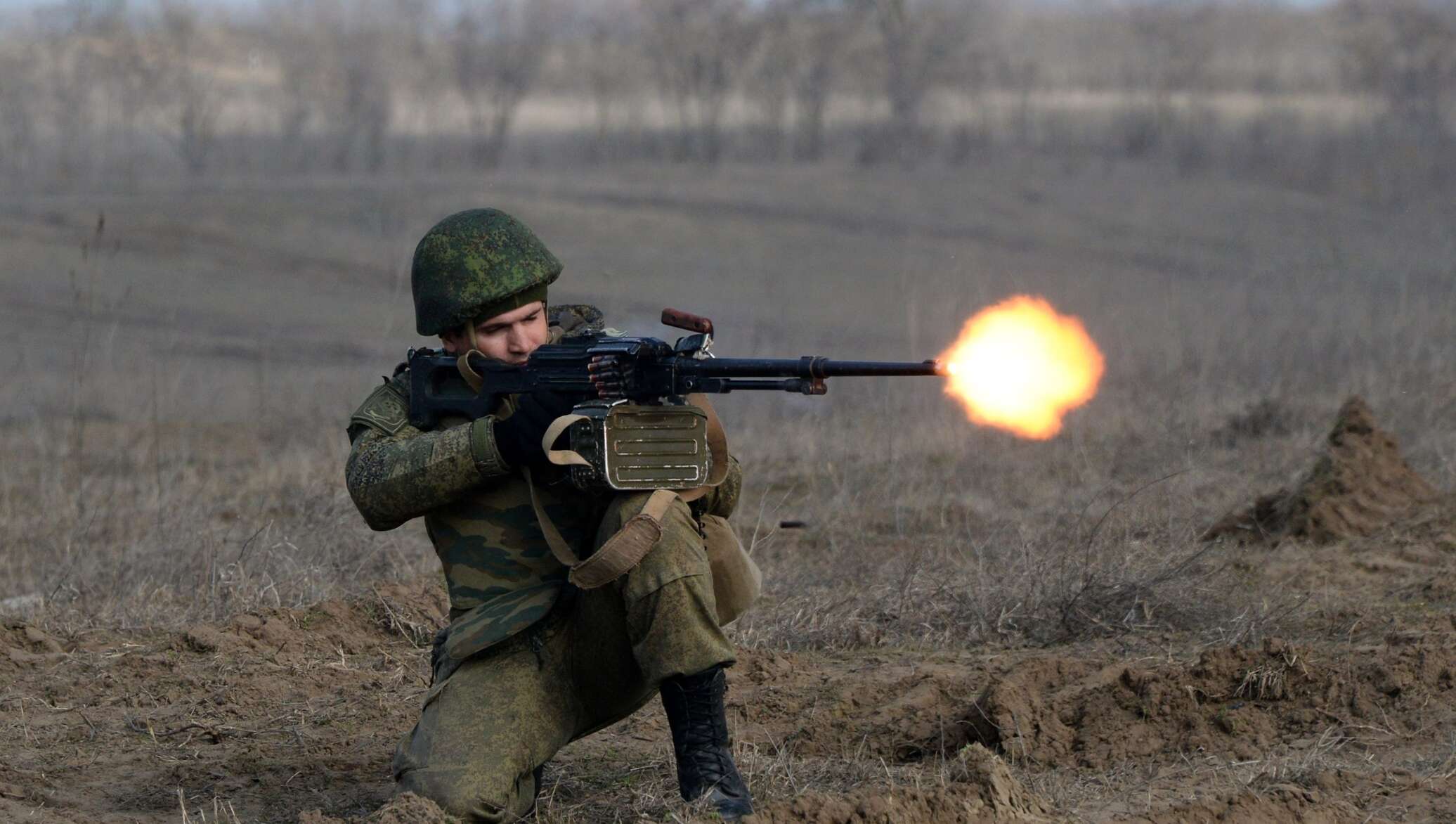 Стреляют русских солдат. Боевая стрельба.