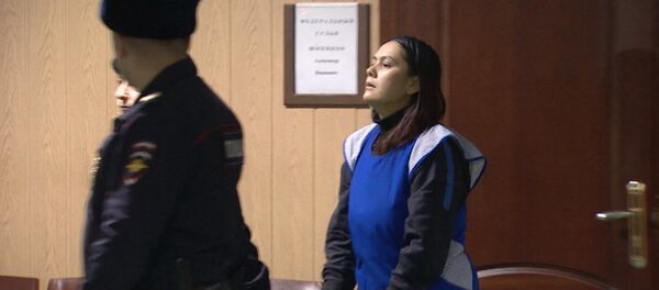 Подозреваемая в убийстве ребенка ответила на вопросы журналистов в суде Подозреваемая в убийстве ребенка ответила на вопросы журналистов в суде - Sputnik Азербайджан