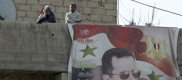 Жители лагеря Вафиден возле картины президента Сирии Башара Асада в пригороде Дамаска Жители лагеря Вафиден возле картины президента Сирии Башара Асада в пригороде Дамаска - Sputnik Азербайджан