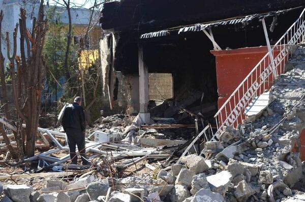 Многие жители Джизре в первый раз увидели свои дома, разрушенные за 80-дневный период действия комендантского часа - Sputnik Азербайджан