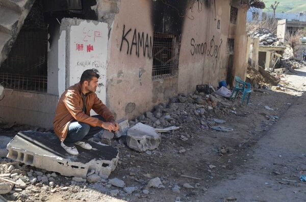 Житель Джизре сидит у разрушенного и сожженного дома - Sputnik Азербайджан